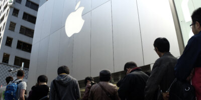 Customers queue up for Apple's new iPhone SE in front of an Apple store in the Ginza shopping district in Tokyo, Japan, on March 31, 2016. The iPhone SE goes on sale in Japan. (Photo by KAZUHIRO NOGI / AFP)